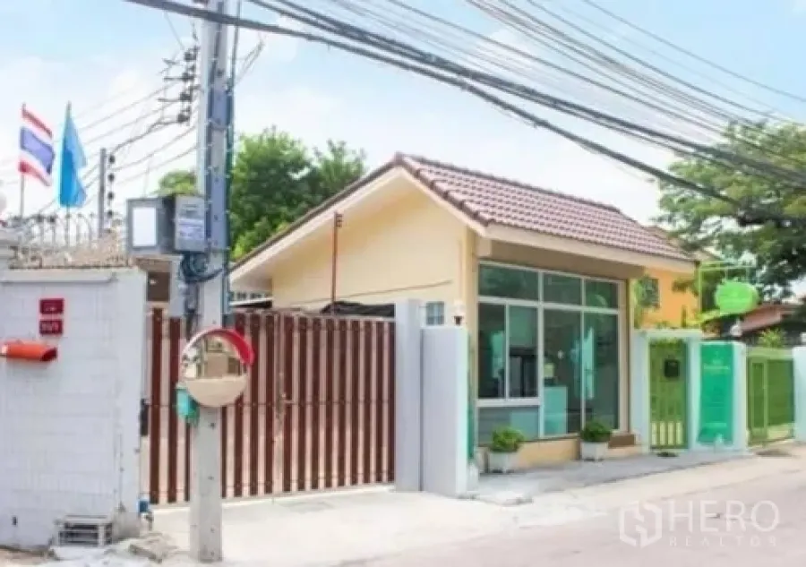 ทาวน์เฮาส์ ให้เช่าในKhlong Toei, Bangkok - ทางเข้าโครงการพร้อมป้อมยาม บรรยากาศซอยเงียบสงบ