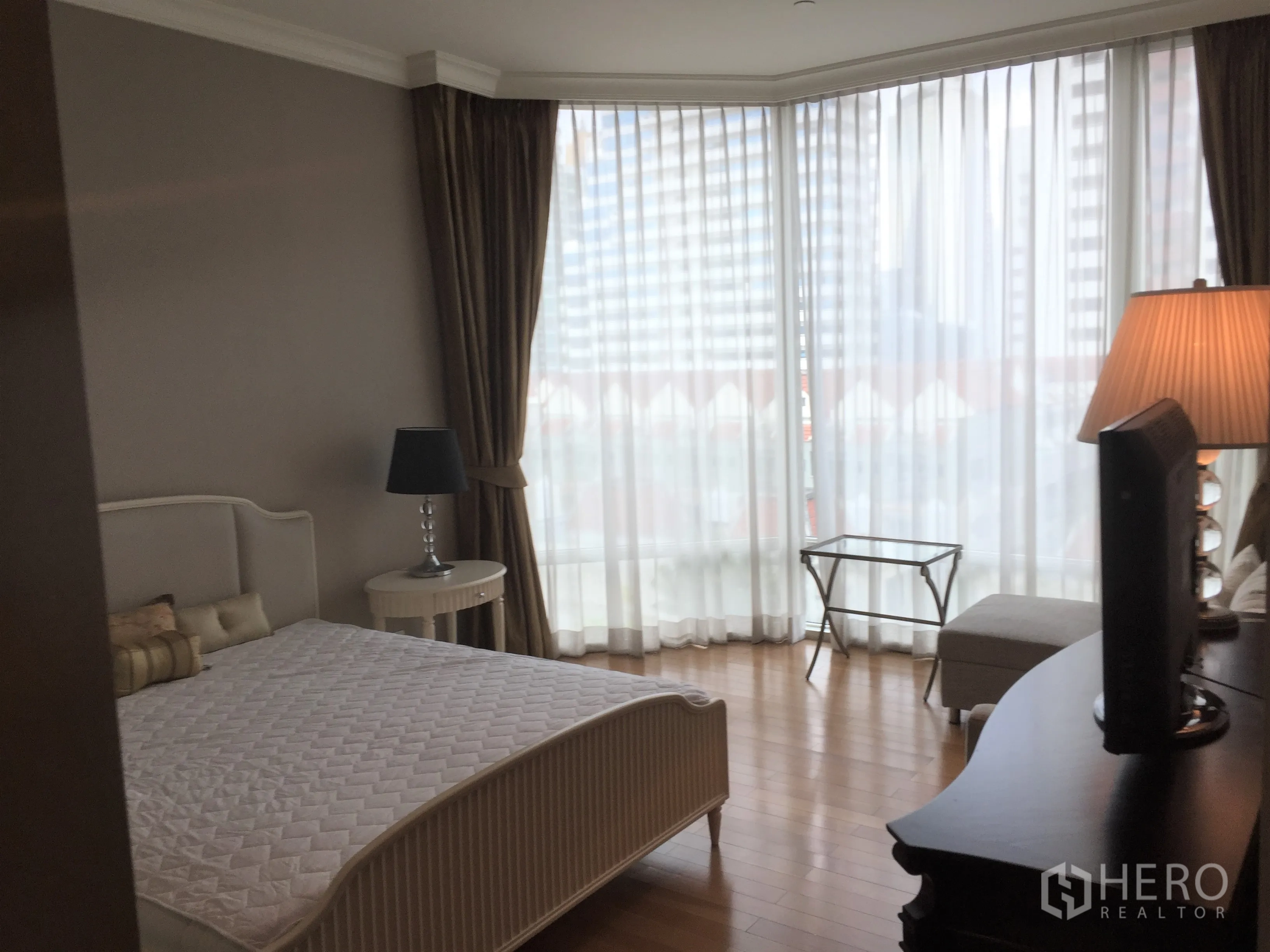 คอนโด ให้เช่าในWatthana, Bangkok - ห้องนอนกว้างพร้อมกระจกบานมุม โต๊ะข้างเตียง และพื้นไม้