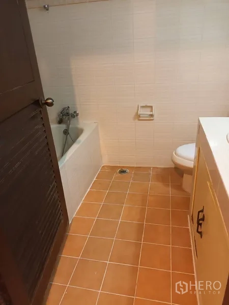 คอนโด ให้เช่าในDin Daeng, Bangkok - ห้องน้ำพร้อมอ่างอาบน้ำ ผนังกระเบื้องสีขาว เคาน์เตอร์อ่างล้างหน้า และโถสุขภัณฑ์ พื้นสีน้ำตาล