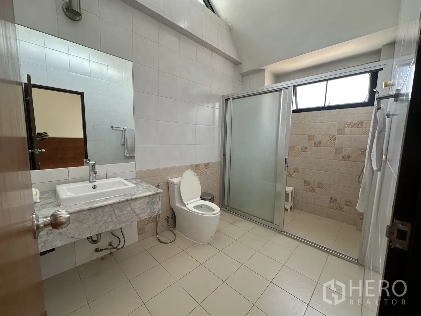 独栋房屋 for rent in Watthana, Bangkok - 浴室配大尺寸淋浴房、大理石台面与马桶