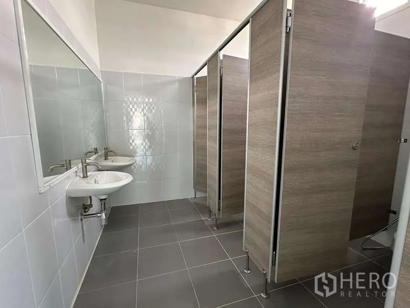 คลังสินค้า ให้เช่าในMueang Samut Prakan, Samut Prakan - ห้องน้ำพนักงานสะอาด อ่างล้างหน้า ผนังกระเบื้อง และห้องส้วมแยก