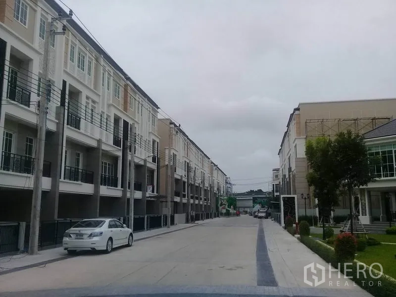 สำนักงานที่บ้าน ให้เช่าในBang Na, Bangkok - ถนนภายในกว้าง รายล้อมด้วยโฮมออฟฟิศแบบทาวน์โฮมและที่จอดรถของโครงการ