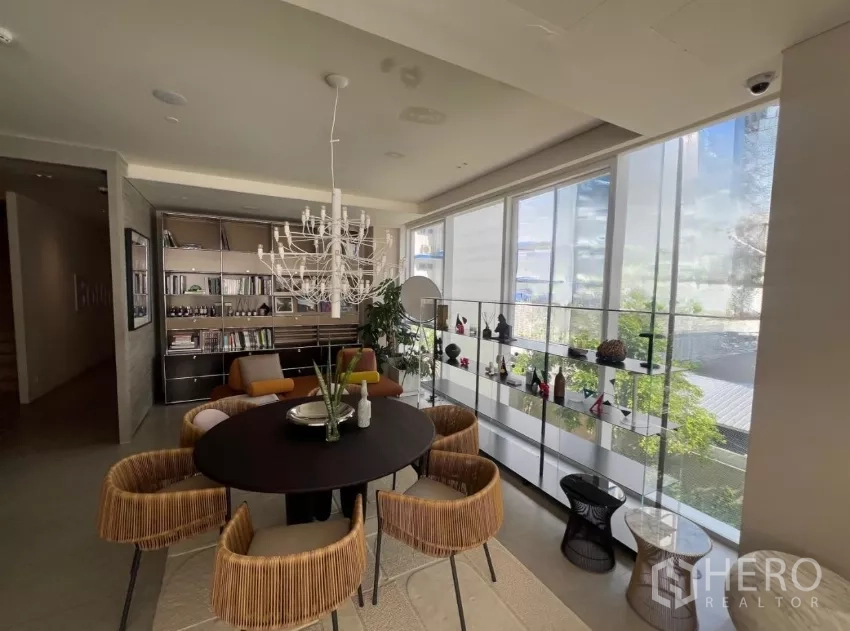 零售空间 出租 - 餐会区或会议角，吊灯、置物架与通高玻璃。