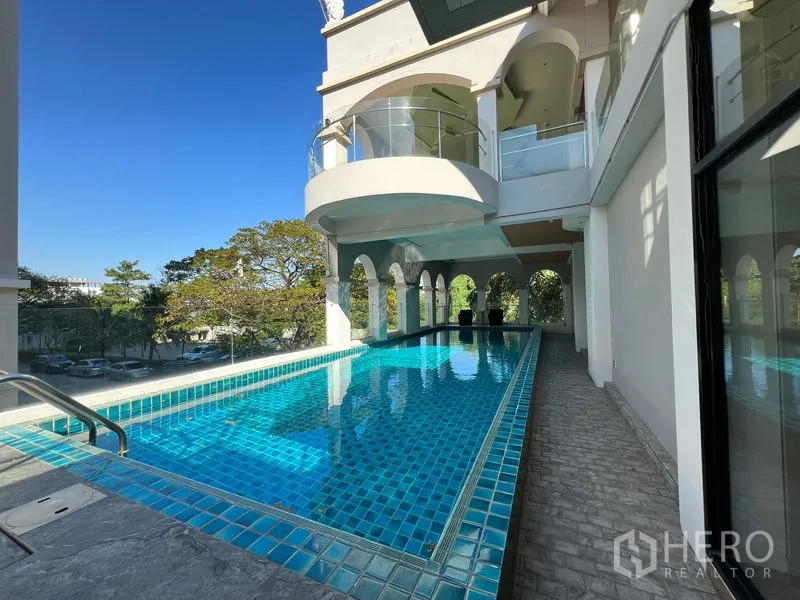 店屋 出租在Suan Luang, Bangkok - 曼谷Suan Luang多层店屋旁的高架蓝色瓷砖泳池。