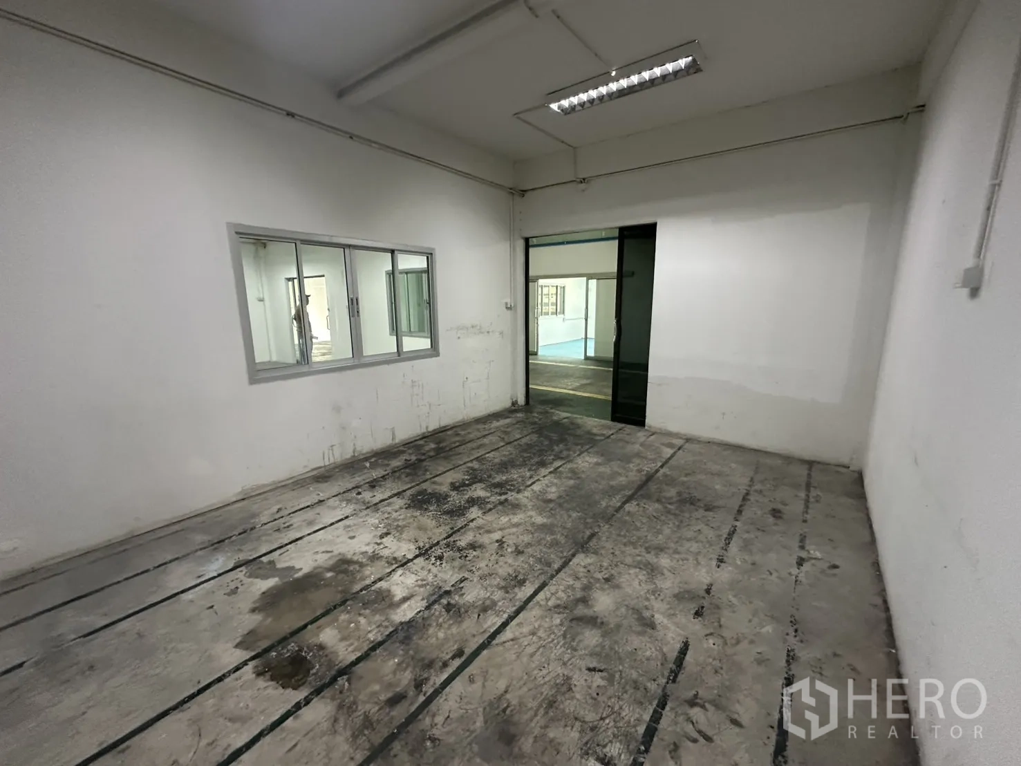 Warehouse for rent in Bang Na, Bangkok - Another angle of the same compact workroom with strip flooring.