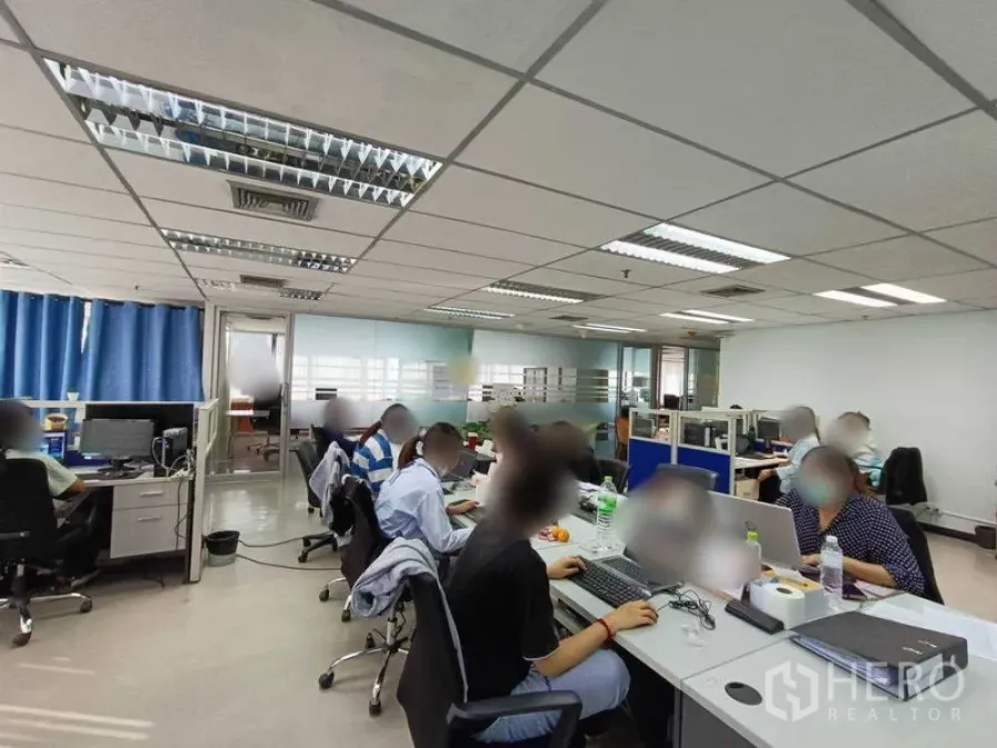 สำนักงาน ให้เช่าในRatchathewi, Bangkok - พื้นที่ทำงานรวมขนาดใหญ่ มองเห็นผนังกระจกกั้นและผ้าม่านสีน้ำเงิน.