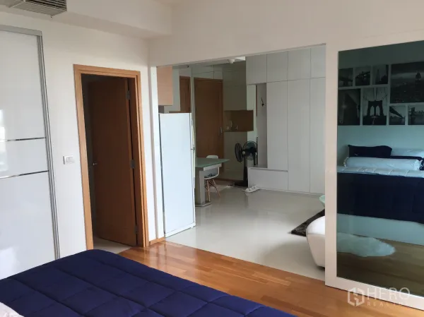 คอนโด ให้เช่าในKhlong Toei, Bangkok - มุมมองจากห้องนอนไปยังห้องนั่งเล่นผ่านฉากกั้นกระจกบานเลื่อน พื้นไม้ และตู้บิวท์อิน