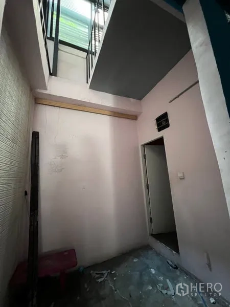 อาคารพาณิชย์ ให้เช่าในWatthana, Bangkok - โถงภายในเพดานสูง มีช่องรับแสงด้านบนและประตูห้อง