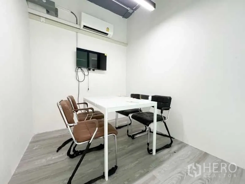 สำนักงานที่บ้าน ให้เช่าหรือขายในThanyaburi, Pathum Thani - ห้องประชุมขนาดกะทัดรัด โต๊ะสีขาว เก้าอี้ แอร์ และจอทีวีติดผนัง