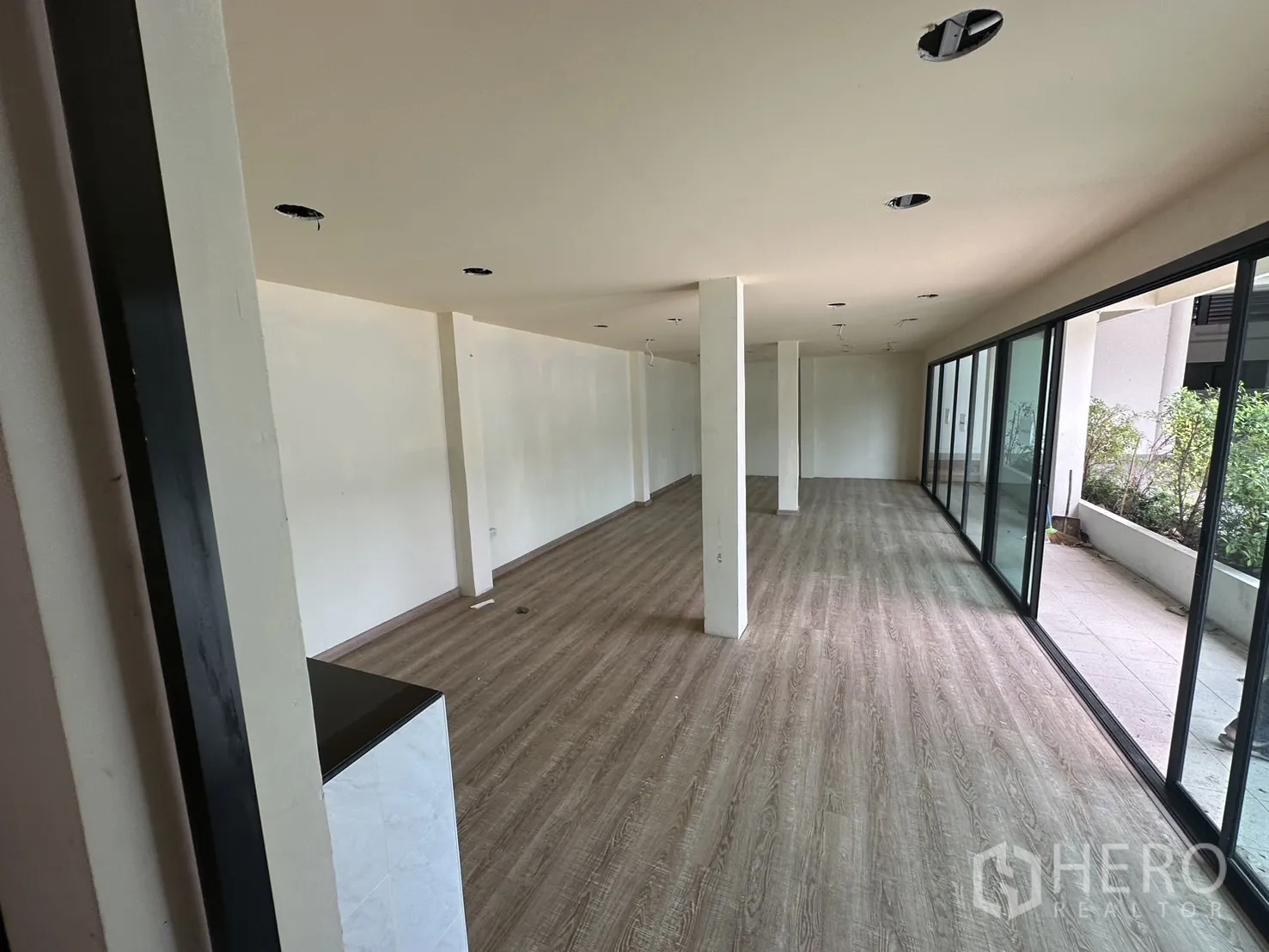 货栈 出租在Suan Luang, Bangkok - 一层展厅/办公室，落地玻璃临景观花槽。