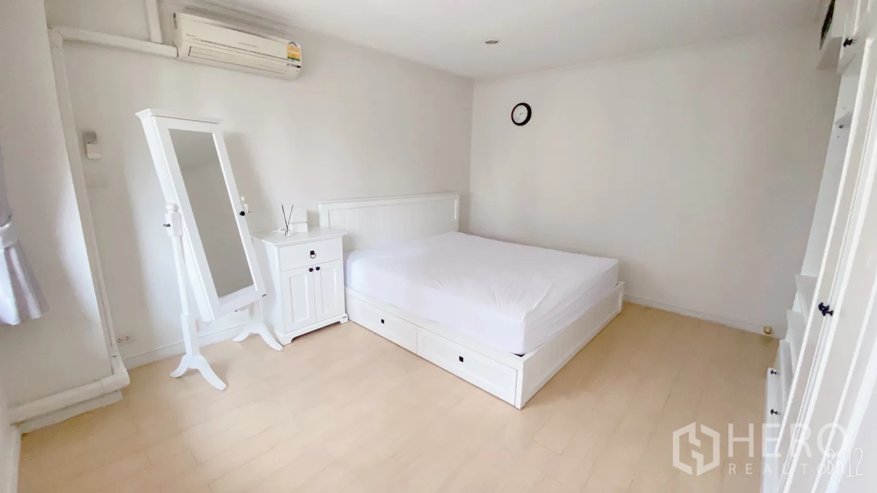 คอนโด ให้เช่าในWatthana, Bangkok - เฟอร์นิเจอร์ห้องนอนโทนขาวแบบมินิมอล พร้อมเครื่องปรับอากาศและนาฬิกาแขวนผนัง