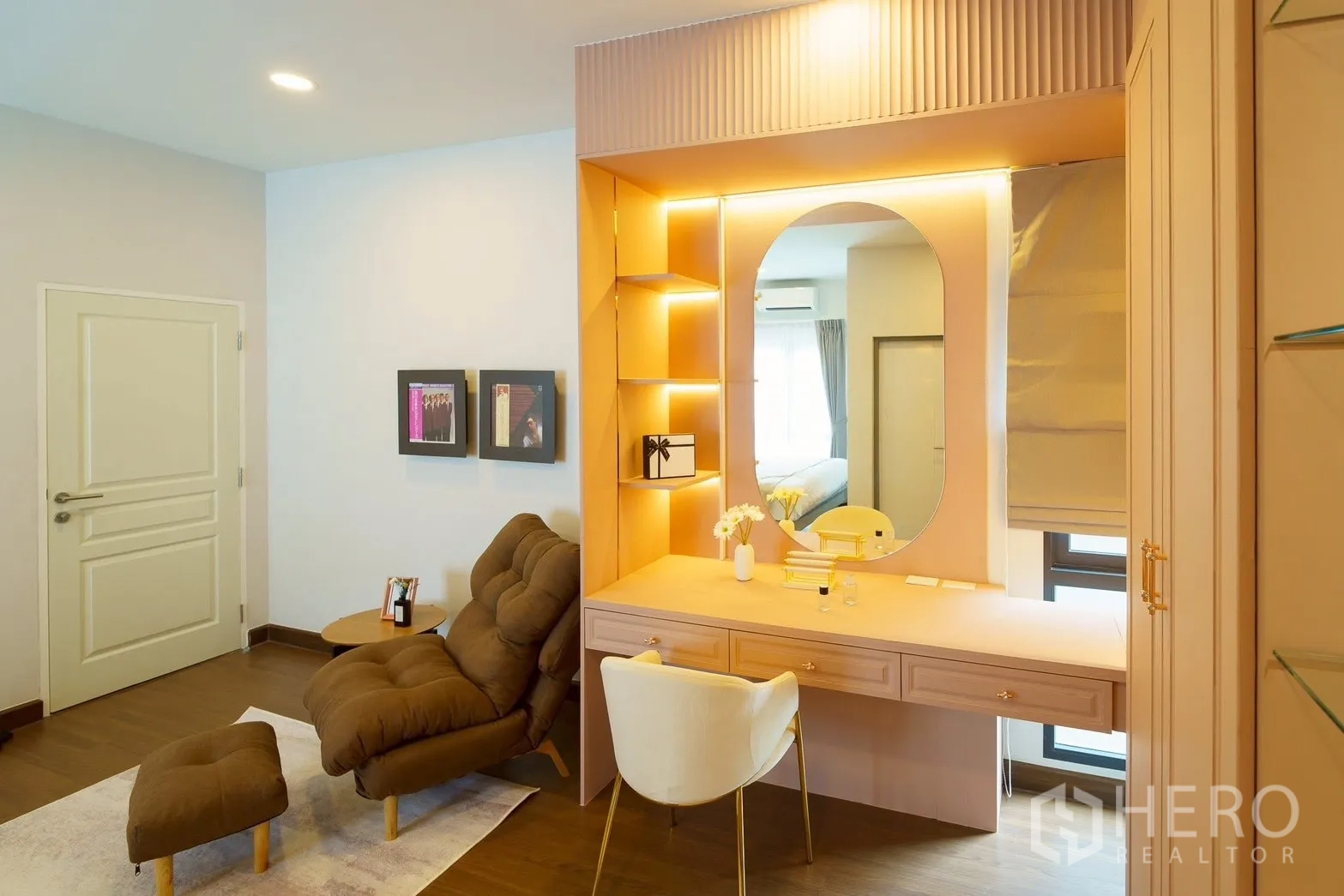 Detached House for sale in Bang Phli, Samut Prakan - Bedroom vanity with illuminated mirror and cozy chaise lounge