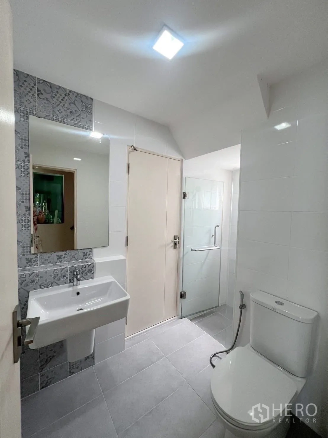 独立式住宅 出租或出售在Bang Phli, Samut Prakan - 淋浴间配热水器、玻璃门与坐便