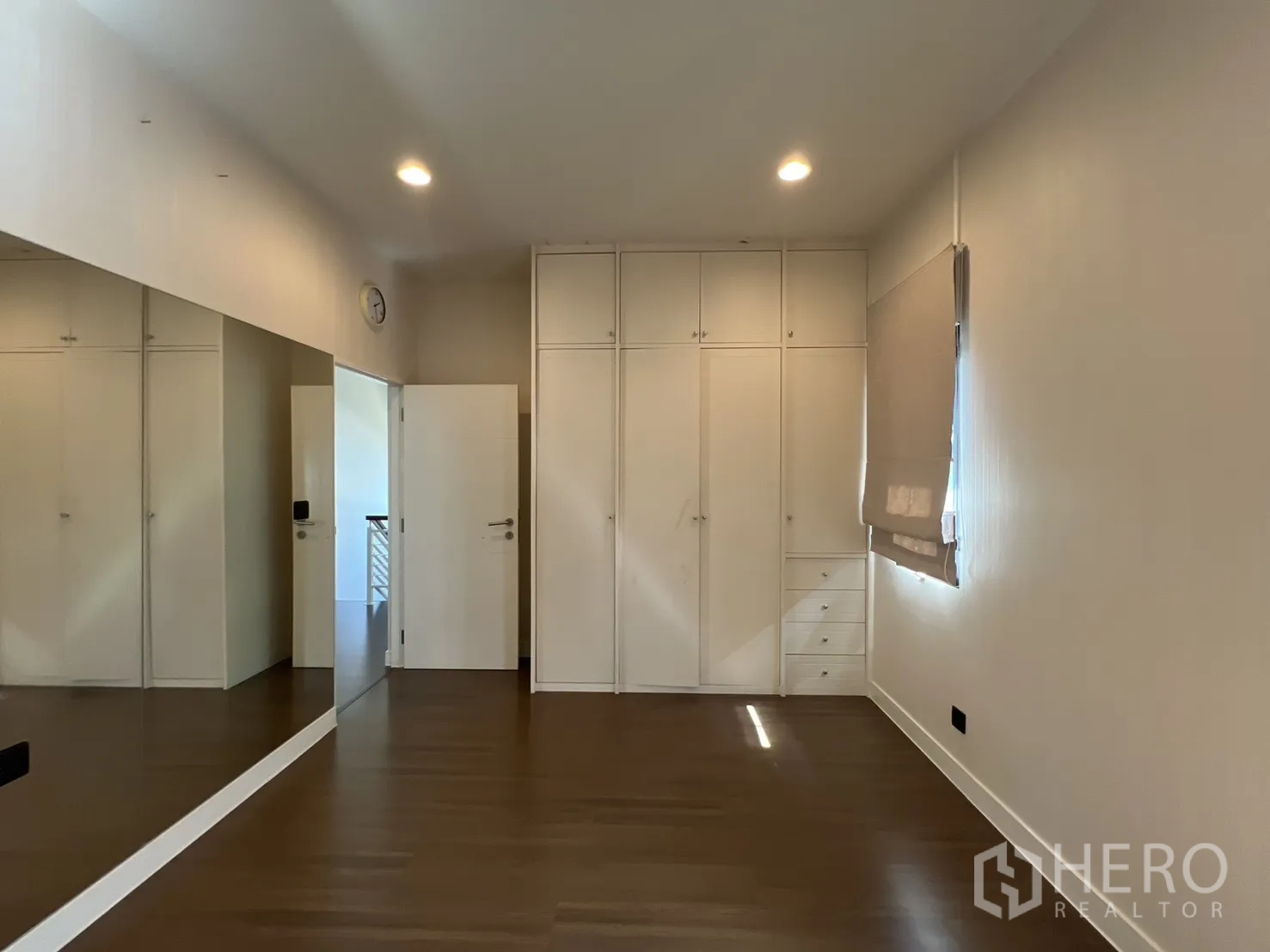 独立式住宅 出售在Bang Kapi, Bangkok - 带镜面的卧室，展示衣柜与百叶帘。