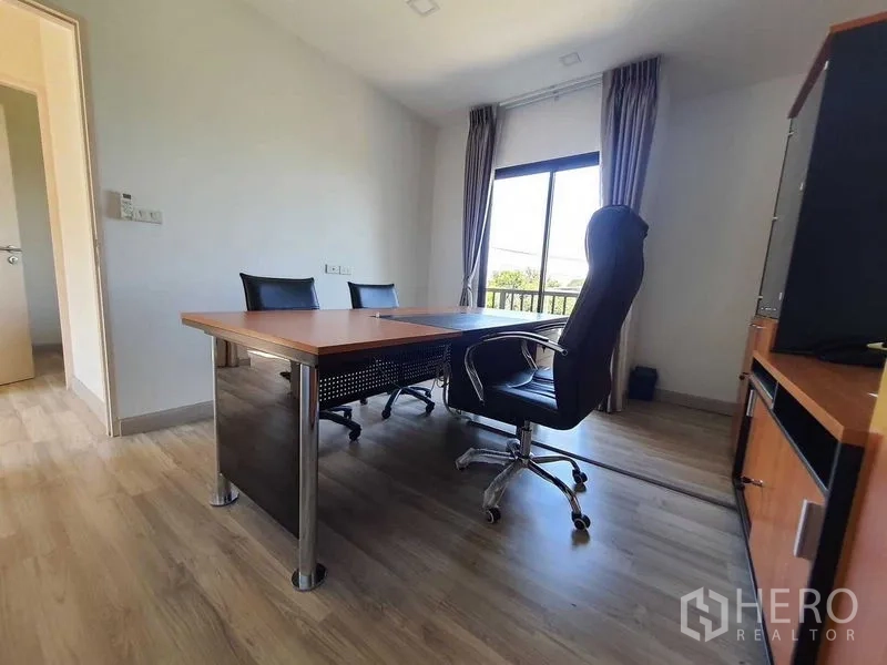 สำนักงานที่บ้าน ให้เช่าในSaphan Sung, Bangkok - ห้องทำงานส่วนตัวอีกห้อง มีเก้าอี้รับรอง พื้นไม้ และหน้าต่างติดระเบียง