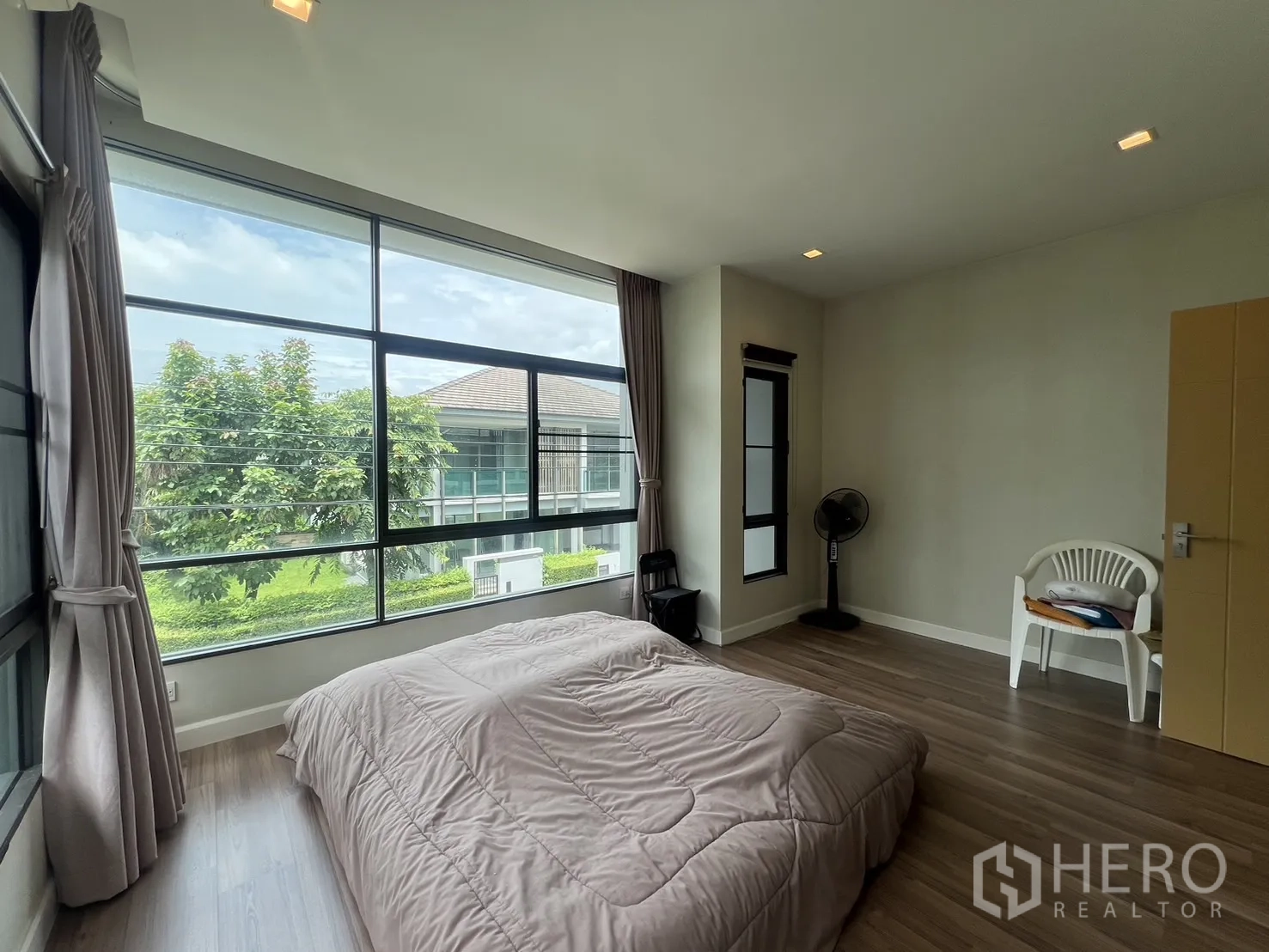 Detached House for rent in Bang Kapi, Bangkok - Bedroom featuring panoramic corner windows and airy feel.