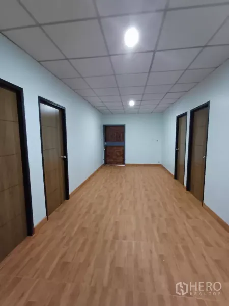 สำนักงานที่บ้าน ให้เช่าในPhra Khanong, Bangkok - โถงทางเดินสว่าง ฝ้าเพดานหลุม ประตูไม้หลายบาน