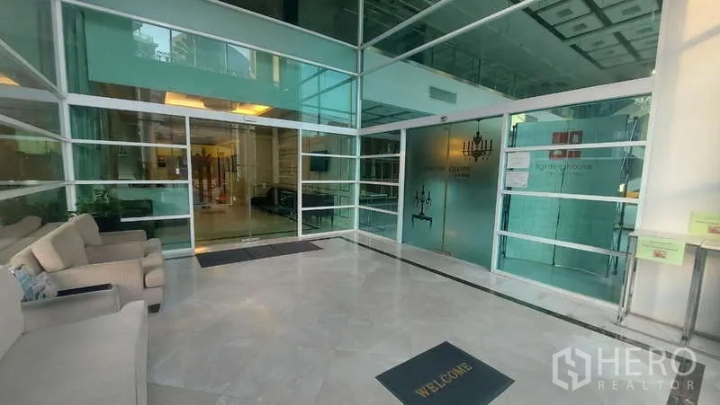 零售空间 出租在Watthana, Bangkok - 通罗商圈现代零售大楼玻璃大堂，设沙发与推拉门