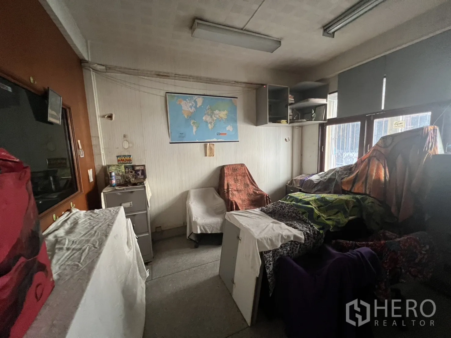 อาคารพาณิชย์ ให้เช่าในKhlong Toei, Bangkok - มุมทำงาน เฟอร์นิเจอร์คลุมผ้า หันสู่หน้าต่างกว้างและชั้นวาง