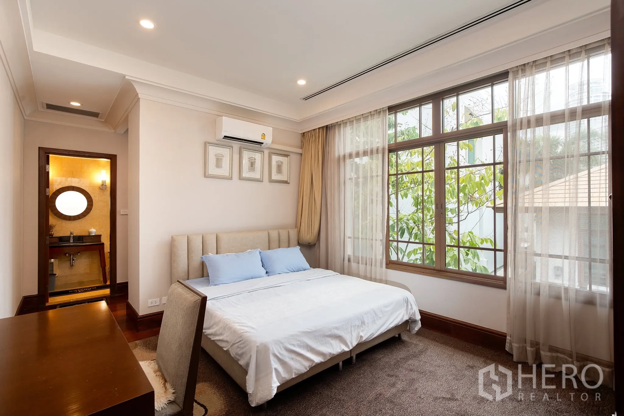 独栋房屋 for rent or sale in Watthana, Bangkok - 卧室设套内门与宽阔采光窗。
