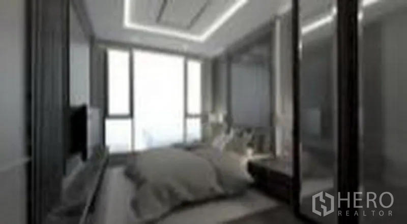 คอนโด ขายในPhra Khanong, Bangkok - ห้องนอนใหญ่ หน้าต่างเต็มบาน ตู้เสื้อผ้าบานกระจก โทนสีเรียบหรู