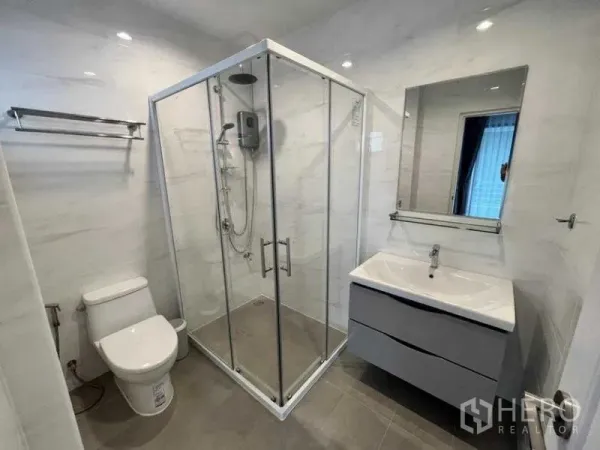 独立式住宅 出租在Phaya Thai, Bangkok - 现代卫浴，玻璃淋浴间、洗手台和马桶。