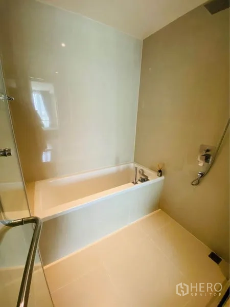 คอนโด ให้เช่าในWatthana, Bangkok - อ่างอาบน้ำพร้อมฝักบัวมือถือ ในโซนเปียกกระเบื้องสีครีม