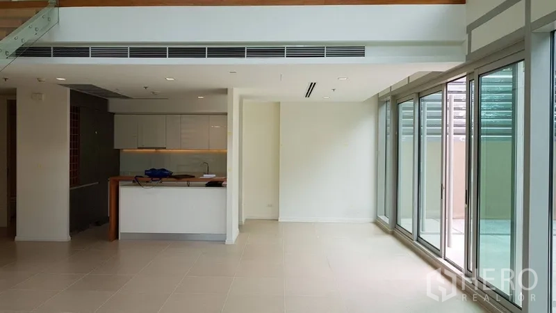 คอนโด ขายในKhlong San, Bangkok - พื้นที่เปิดโล่งพร้อมเคาน์เตอร์ครัวและผนังประตูกระจกเลื่อน