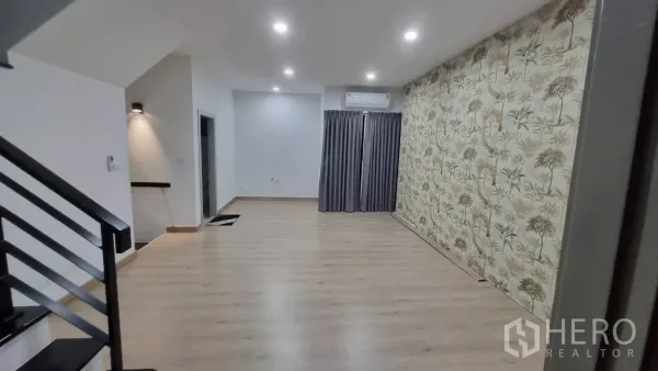 สำนักงานที่บ้าน ให้เช่าในLat Phrao, Bangkok - ห้องทำงาน/พักอาศัยกว้าง วอลเปเปอร์ลายทรอปิคอล ไฟดาวน์ไลท์ และบันได