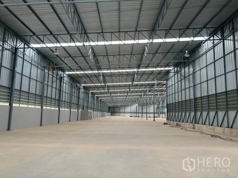 Warehouse for rent in Lat Krabang, Bangkok - Long warehouse bay with high ceiling and clear, unobstructed floor space for operations.