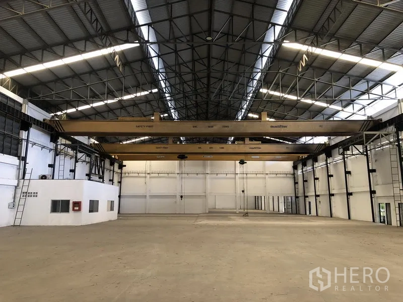 工厂 出租在Mueang Samut Prakan, Samut Prakan - 高跨厂房内配置双梁桥式行车。