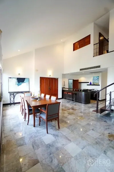 房间 出租在Watthana, Bangkok - 宽敞餐厅，大理石地砖、木门及内置吧台。