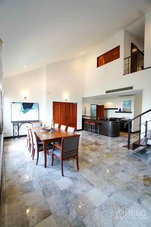 房间 出租在Watthana, Bangkok - 宽敞餐厅，大理石地砖、木门及内置吧台。