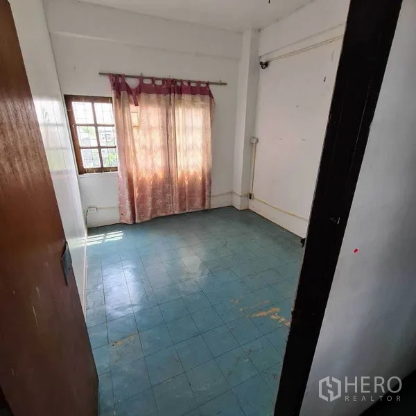 办公空间 出租在Yan Nawa, Bangkok - 简洁房间，蓝色地砖、带窗帘的窗户与白墙。