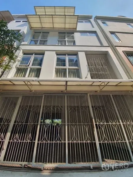 Townhouse for rent in Phaya Thai, Bangkok - Multi-storey townhouse exterior with metal security gates, large windows and a covered carport.
