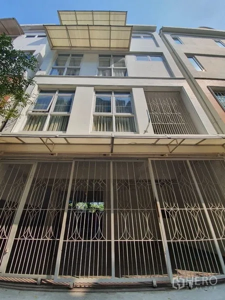 Townhouse for rent in Phaya Thai, Bangkok - Multi-storey townhouse exterior with metal security gates, large windows and a covered carport.