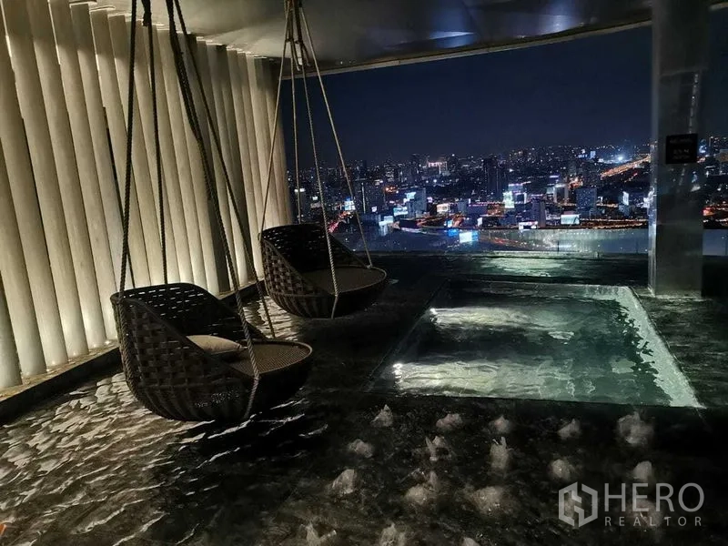 คอนโด ให้เช่าในRatchathewi, Bangkok - เก้าอี้สวิงเหนือผืนน้ำ พร้อมวิวเมืองพาโนรามายามค่ำ