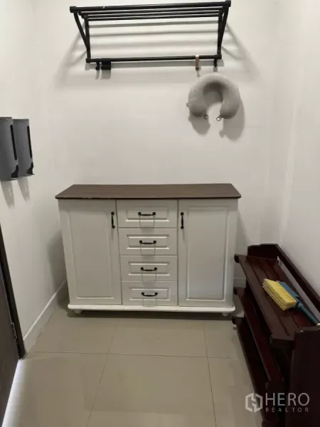 ทาวน์เฮาส์ ให้เช่าในSuan Luang, Bangkok - มุมเก็บของมีตู้ไซด์บอร์ดสีขาว ราวแขวนผนัง และชั้นวางรองเท้า บนพื้นกระเบื้อง