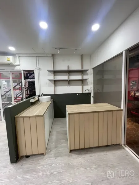 零售空间 出租在Khlong Toei, Bangkok - 店内浅木色收银台与内置展示搁架。