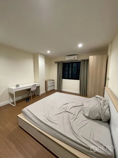 ทาวน์เฮาส์ ให้เช่าในPhra Khanong, Bangkok - ห้องนอนสว่าง เตียงบิลต์อิน โต๊ะทำงาน ตู้เสื้อผ้า พื้นไม้ และแอร์