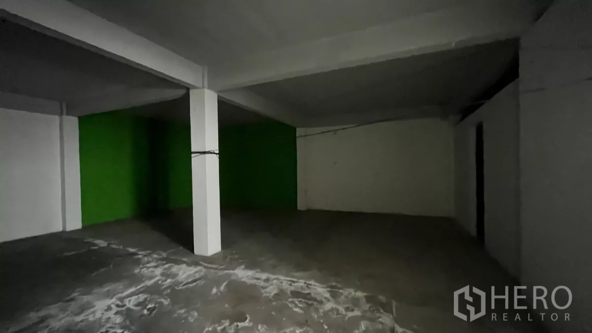 店屋 出租在Watthana, Bangkok - 大面积地下或仓储空间，混凝土地面与承重柱。