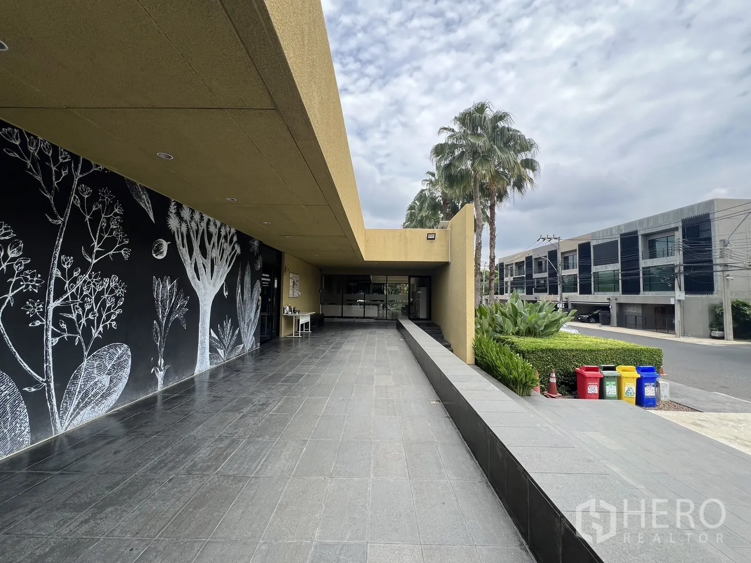 Townhouse for rent in Suan Luang, Bangkok - Outdoor swimming pool with sun loungers and umbrellas on the deck.