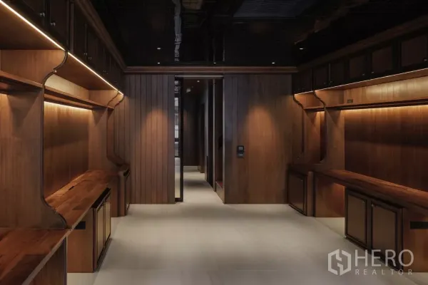 办公空间 出租在Bang Rak, Bangkok - 开放式办公区，木质工作台与暖色LED灯带