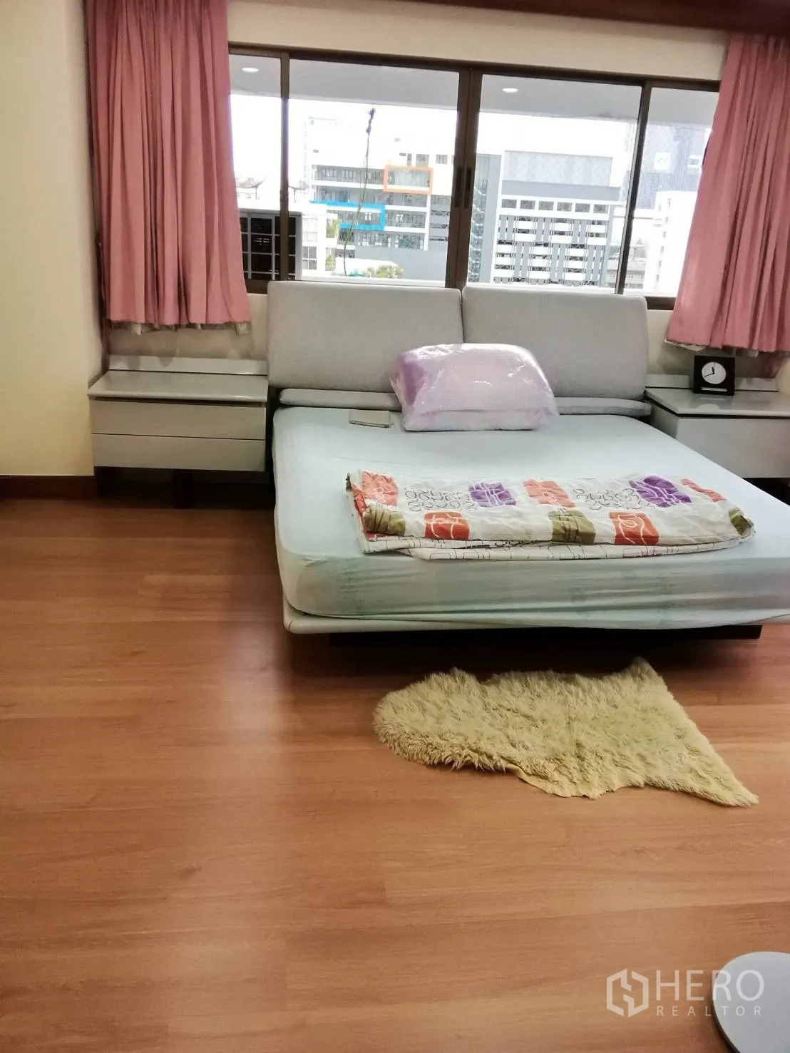 คอนโด ให้เช่าหรือขายในWatthana, Bangkok - ห้องนอนสว่างพื้นไม้ ผ้าม่านสีชมพู และหน้าต่างบานกว้างมองเห็นวิวกรุงเทพฯ