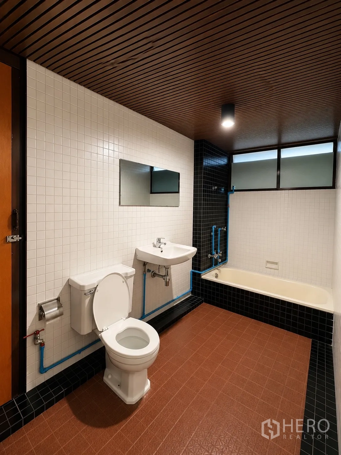 办公室 for rent in Phaya Thai, Bangkok - 浴室配浴缸、坐便器、双洗手盆与瓷砖墙面。