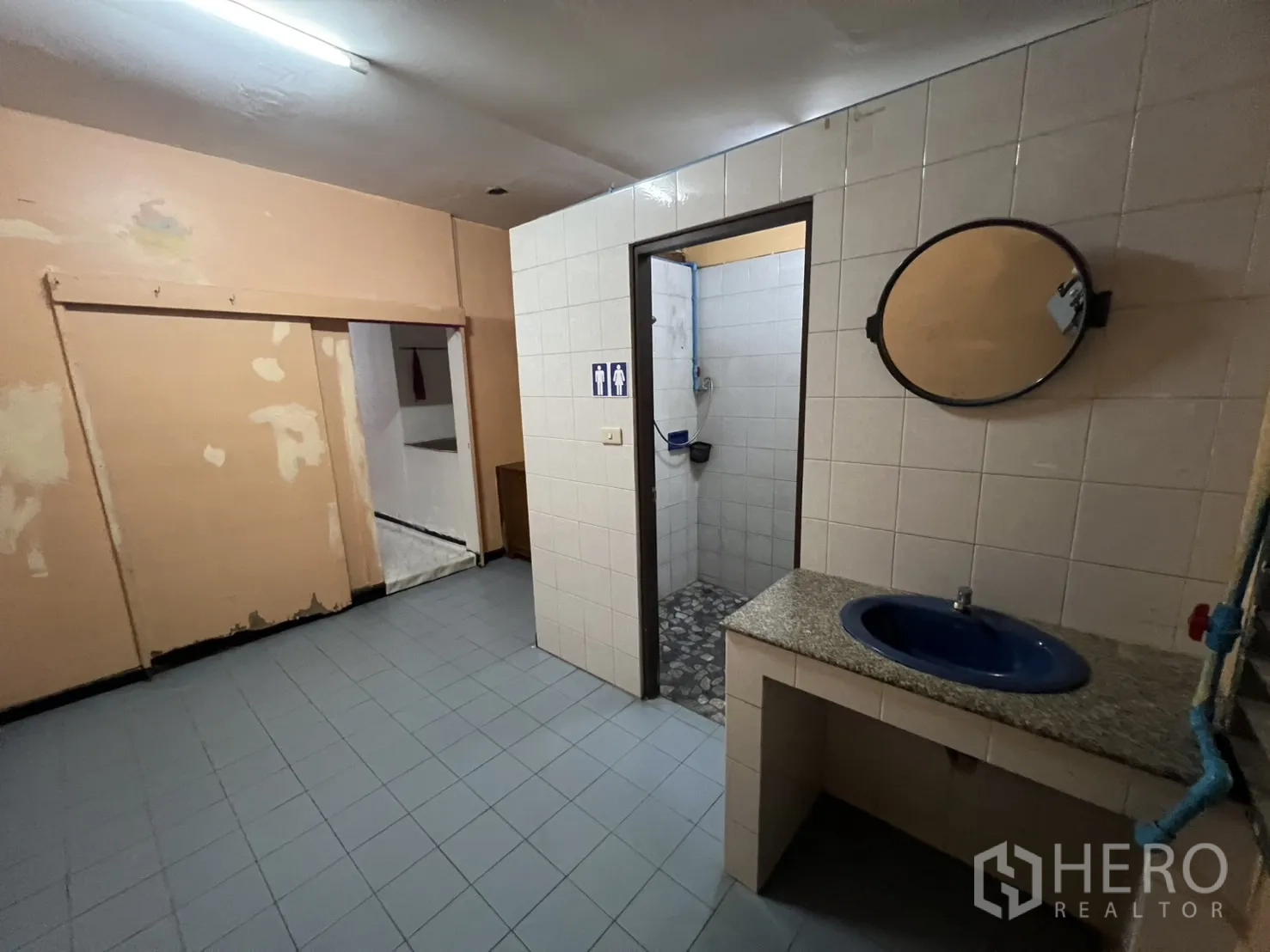 อาคารพาณิชย์ ให้เช่าในKhlong Toei, Bangkok - โซนล้างหน้าอ่างสีน้ำเงิน เคาน์เตอร์กระเบื้อง และทางเข้าห้องอาบน้ำ.