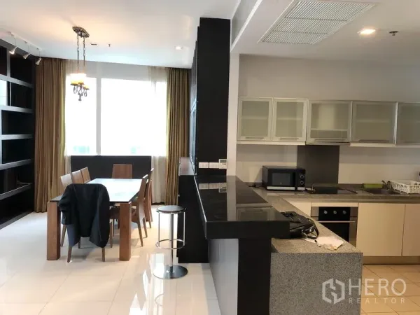 คอนโด ให้เช่าในKhlong Toei, Bangkok - ครัวสมัยใหม่ เคาน์เตอร์กรานิตยาว มีบาร์นั่ง และมุมรับประทานอาหารข้างหน้าต่างบานใหญ่