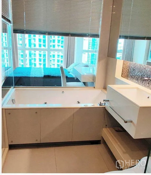 คอนโด ให้เช่าในRatchathewi, Bangkok - ห้องน้ำพร้อมอ่างอาบน้ำติดหน้าต่าง อ่างล้างหน้าพร้อมผนังโมเสกและวิวเมือง