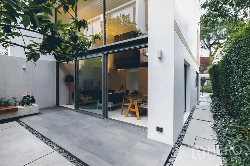 Townhouse for rent - Private patio with sliding glass doors opening to the living room and side yard