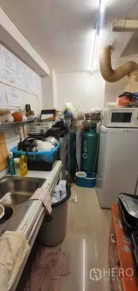 店屋 出租在Khlong Toei, Bangkok - 备餐/杂物间，带水槽、置物架、微波炉与燃气瓶